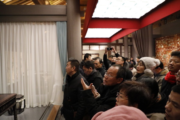 周京南为“中国顶级红木一日游”参观者讲解家具文化 周京南为“中国顶级红木一日游”参观者讲解家具文化