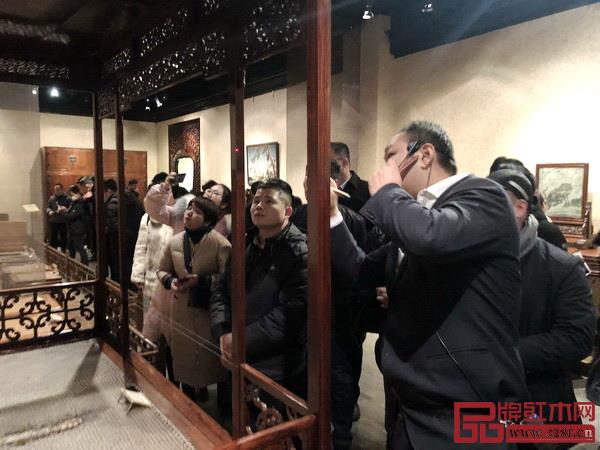 游学团在观复博物馆家具馆展厅 游学团在观复博物馆家具馆展厅