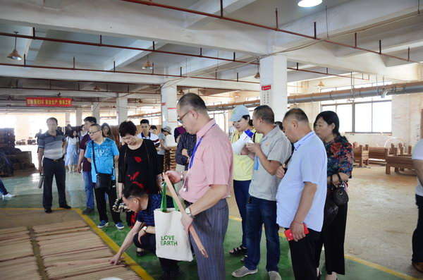 经销商实地考察双洋红木生产车间 经销商实地考察双洋红木生产车间